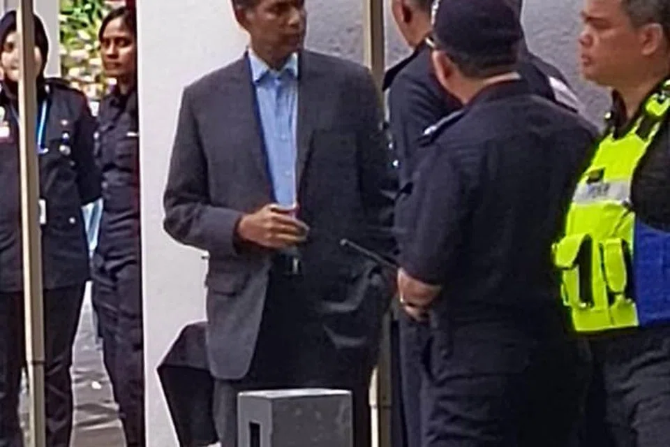 Pesuruhjaya Tinggi India ke Malaysia, Encik BN Reddy (kiri sekali), hadir meninjau tempat kejadian tanah jerlus di Masjid India, Kuala Lumpur, pada 29 Ogos. 