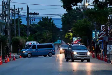 DISELAMATKAN: Ambulans yang dipercayai membawa antara individu yang berjaya diselamatkan dari gua Tham Luang tiba di Hospital Chiang Rai. 