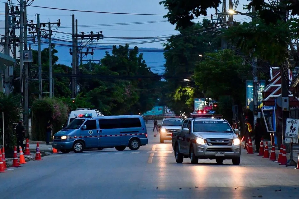 DISELAMATKAN: Ambulans yang dipercayai membawa antara individu yang berjaya diselamatkan dari gua Tham Luang tiba di Hospital Chiang Rai. 