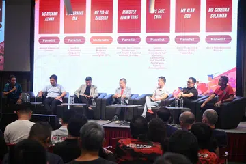 Antara panelis yang hadir di dialog Sembang Bola Sepak UTR! ialah (dari kiri) kapten pasukan bola sepak wanita negara, Rosnani Azman; Presiden FAS, Encik Bernard Tan; Moderator, Penolong Pengarah Program Money FM 89.3, Encik Zia-ul Raushan; Menteri Kebudayaan, Masyarakat dan Belia dan Menteri Kedua Undang-undang Encik Edwin Tong; Setiausaha Parlimen Kanan (Pembangunan Sosial dan Keluarga), Encik Eric Chua; Ketua Pegawai Eksekutif (CEO) SportSG, Encik Alan Goh; pemain tengah Hougang United, Shahdan Sulaiman. 