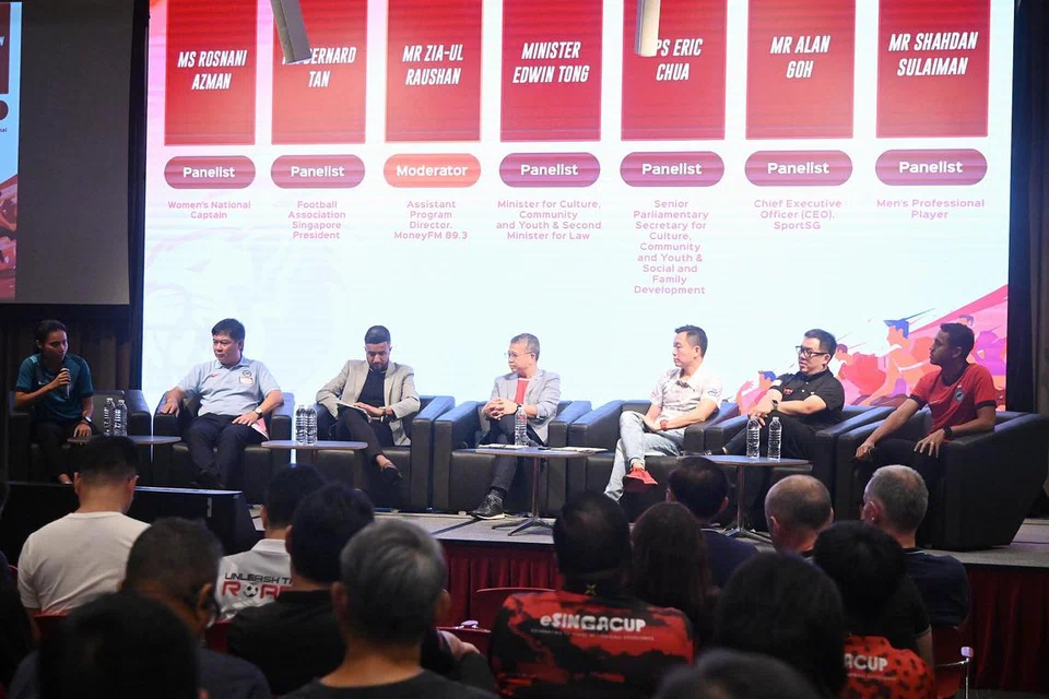 Antara panelis yang hadir di dialog Sembang Bola Sepak UTR! ialah (dari kiri) kapten pasukan bola sepak wanita negara, Rosnani Azman; Presiden FAS, Encik Bernard Tan; Moderator, Penolong Pengarah Program Money FM 89.3, Encik Zia-ul Raushan; Menteri Kebudayaan, Masyarakat dan Belia dan Menteri Kedua Undang-undang Encik Edwin Tong; Setiausaha Parlimen Kanan (Pembangunan Sosial dan Keluarga), Encik Eric Chua; Ketua Pegawai Eksekutif (CEO) SportSG, Encik Alan Goh; pemain tengah Hougang United, Shahdan Sulaiman. 