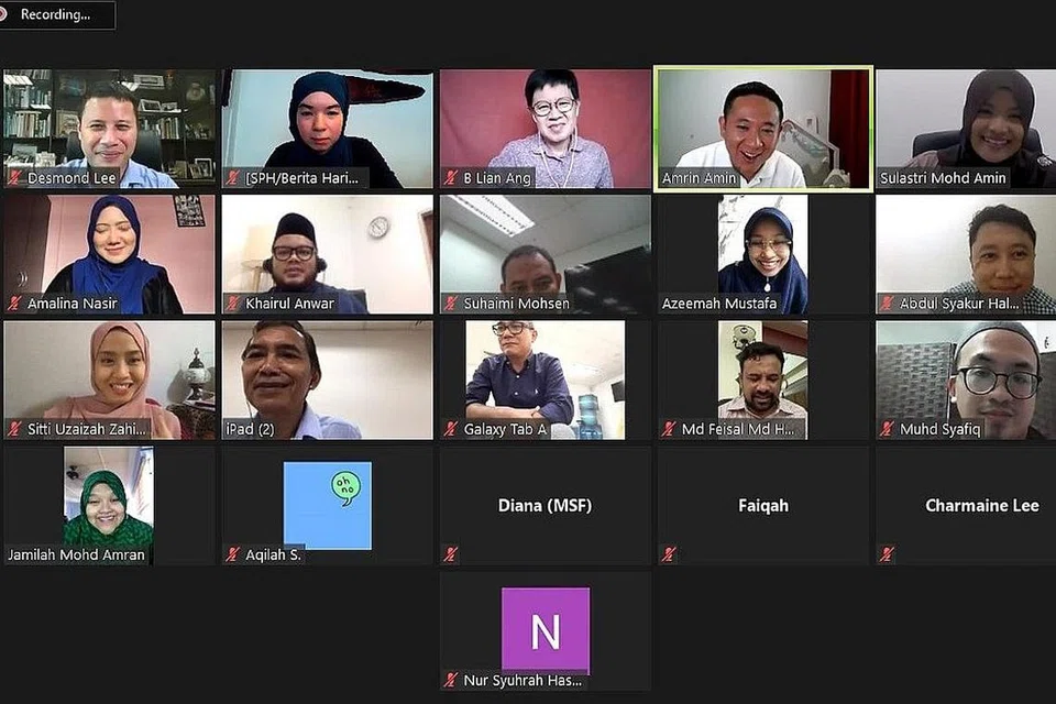 PERBINCANGAN: Menteri Pembangunan Sosial dan Keluarga, Encik Desmond Lee (barisan pertama dari atas, paling kiri) dan Setiausaha Parlimen (Kesihatan merangkap Ehwal Dalam Negeri) Encik Amrin Amin (barisan pertama dari atas, dua dari kanan) berpeluang mengadakan perbincangan dalam talian bersama sekumpulan Asatizah dalam sesi anjuran Berita Harian semalam. - Foto tangkap layar ZOOM