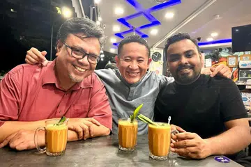 (Dari kiri) Encik Suhaimi Yusof, Encik Amrin Amin dan Encik Sheik Mohammad meluangkan masa bersama. Dalam hantaran Instagram pada 24 Mac, Encik Amrin menjelaskan sengketa antara Encik Suhaimi dan Encik Sheik yang berlaku di gerai Air Sizzlers by BismiBiryani sudah dilupakan.