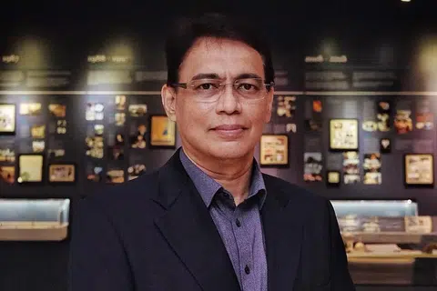 Ketua Eksekutif Majlis Ugama Islam Singapura (Muis), Encik Kadir Maideen Mohamed, menerima Pingat Pentadbiran Awam (Perak) atas kepimpinannya sejak 2021, termasuk ketika negara berdepan cabaran pandemik Covid-19.