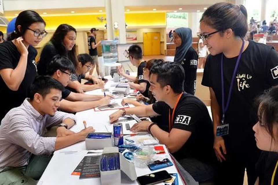 DAFTAR DIRI: Bermula sebagai penderma darah, kini Encik Faris Ashaari (duduk kiri) mendaftarkan diri sebagai pengikrar sumsum tulang pula sambil disaksikan Cik Deena Sabrina Anwar (berdiri kanan). - Foto M.O. SALLEH