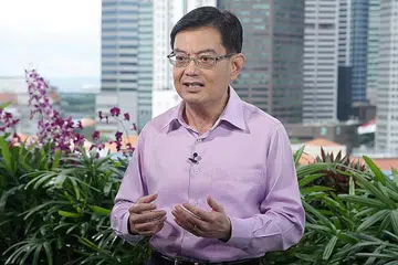 SIFAT IHSAN WARGA: Dalam ucapannya, DPM Heng (kiri) memuji sifat mulia yang ditunjukkan warga dalam mengharungi cabaran Covid-19 - saling mengasihi, murah hati dan berdaya tahan. Ramai di kalangan mereka juga tidak teragak-agak untuk berkorban demi kebaikan bersama. - Foto MCI