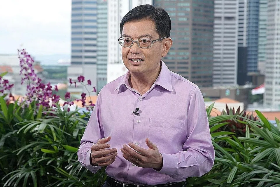 SIFAT IHSAN WARGA: Dalam ucapannya, DPM Heng (kiri) memuji sifat mulia yang ditunjukkan warga dalam mengharungi cabaran Covid-19 - saling mengasihi, murah hati dan berdaya tahan. Ramai di kalangan mereka juga tidak teragak-agak untuk berkorban demi kebaikan bersama. - Foto MCI