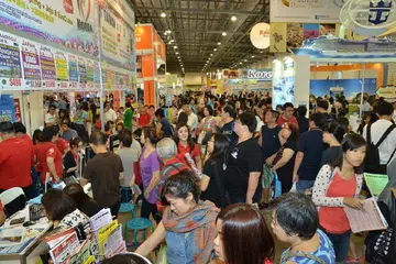 Pengunjung di pameran Pelancongan Natas pada Mac 2015. 
