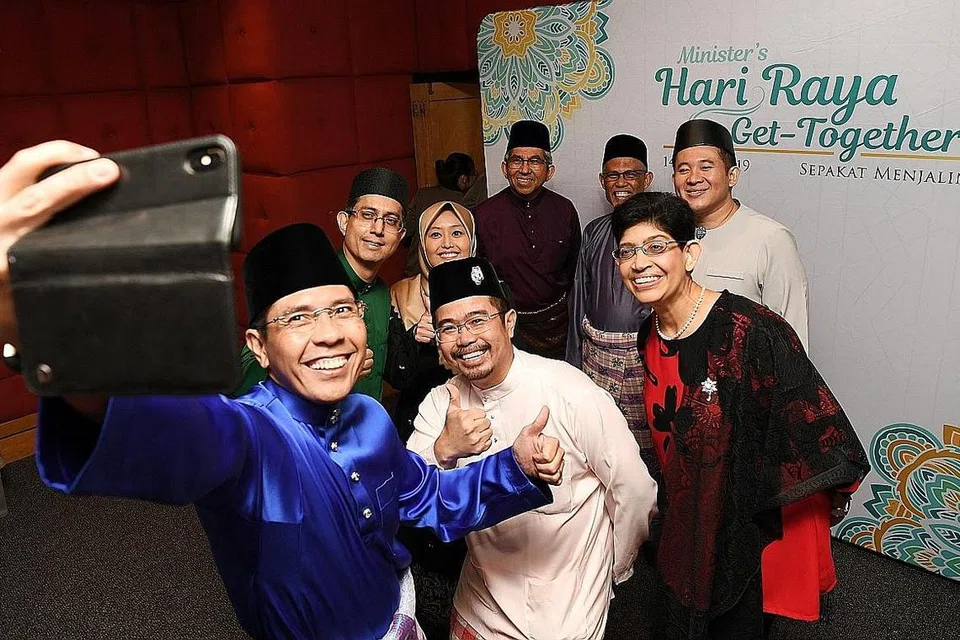 KENANGAN BERSAMA: (Ikut putaran jam dari depan) Dr Mohd Maliki Osman, Profesor Madya Dr Muhammad Faishal Ibrahim, Cik Rahayu Mahzam, Dr Yaacob Ibrahim, Encik Masagos Zulkifli Masagos Mohamad, Encik Amrin Amin, Profesor Madya Dr Fatimah Lateef, Encik Zainal Sapari mengambil 'wefie'.
