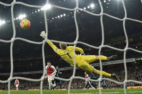  Theo Walcott menjaringkan gol pertama Arsenal dalam kemenangan 2-1 ke atas Manchester City di Stadium Emirates pada 21 Disember. Gambar REUTERS