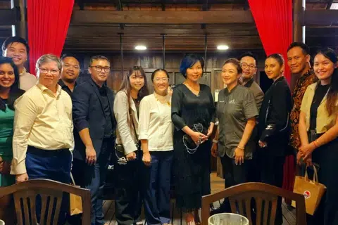 Encik Hanizam Mohamed Yasin (enam dari kiri) bersama Cef Kemboja, Cik Ros Rotanak (sembilan dari kanan), dan Cef Singapura, Cik Petrina Loh (tujuh dari kanan), bersama seluruh pasukan kulinari dalam sebuah majlis makan malam eksklusif sempena sambutan 60 tahun hubungan diplomatik antara Kemboja dengan Singapura.