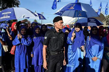DIJANGKA BOLEH ULANGI PRESTASI: Penyokong Barisan Nasional pada hari penamaan calon 28 April lalu di Pekan. Berdasarkan data yang dikumpul daripada pengundi, BN boleh mengulangi prestasi yang dicapai pada PRU13, menurut tinjauan Merdeka Center. - Foto fail 