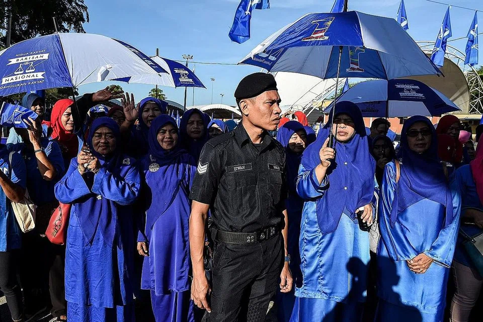 DIJANGKA BOLEH ULANGI PRESTASI: Penyokong Barisan Nasional pada hari penamaan calon 28 April lalu di Pekan. Berdasarkan data yang dikumpul daripada pengundi, BN boleh mengulangi prestasi yang dicapai pada PRU13, menurut tinjauan Merdeka Center. - Foto fail 