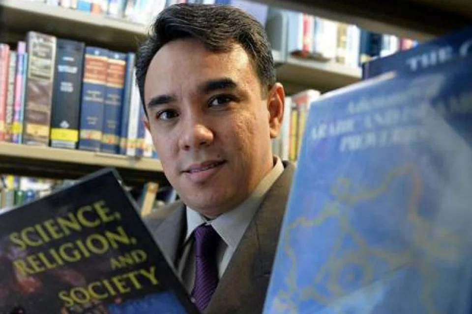 USTAZ DR MOHAMED ALI: Umat Islam berhadapan dengan pelbagai cabaran fahaman dan anasir yang tidak sejajar dengan agama Islam justeru perlu membina daya tahan agar terus kekal di atas landasan yang tidak bersasar - Foto fail