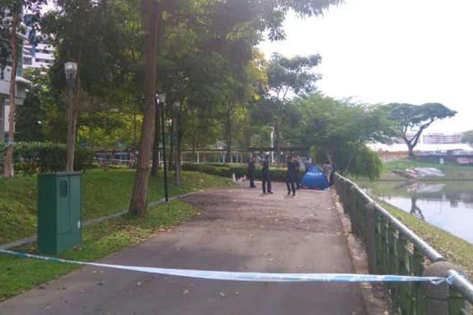 DITEMUI TERAPUNG: Polis mengepung mayat seorang wanita yang awalnya telah dijumpai terapung di dalam air di Sungai Kallang oleh seorang awam pagi semalam. - Foto THE STRAITS TIMES