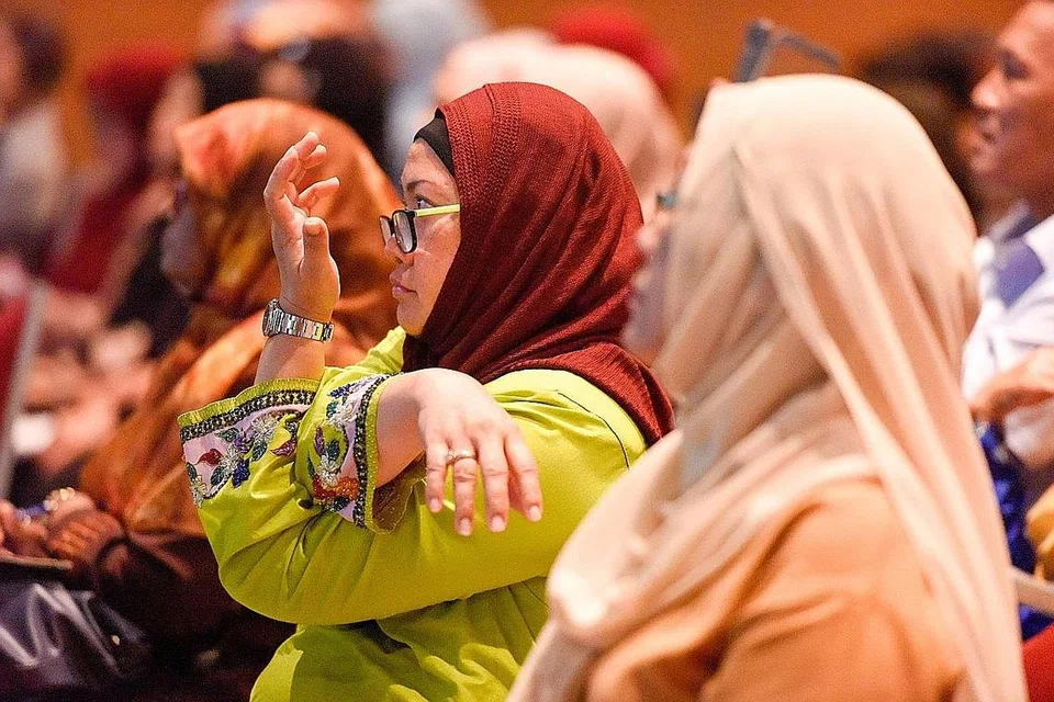 LATIHAN AMALI: Bagi membantu peserta mengetahui cara melegakan otot, panel penceramah memberikan demo ringkas kaedah mengurangkan ketegangan. 