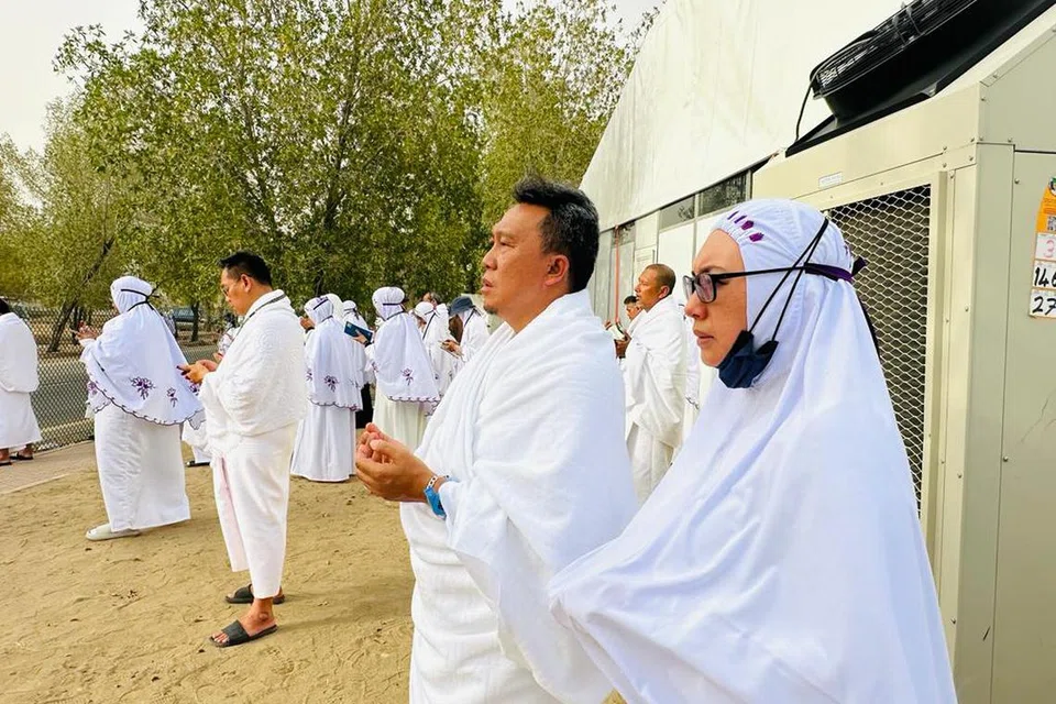 DI LUAR KHEMAH: Jemaah berdiri di luar khemah di Arafah untuk berdoa.