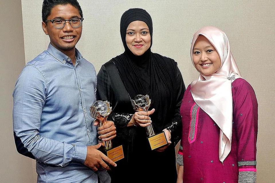 KHIDMAT TUTOR DIIKTIRAF: (Dari kiri) Encik Muhammad Hazreen M. Haffis, Cik Aggreini Abdul Hamid dan Anggota Parlimen GRC Jurong, Cik Rahayu Mahzam, di majlis penyampaian Anugerah Tutor Cemerlang bagi Skim Tuisyen Mendaki dan Program Tuisyen Kerjasama di ITE Kolej Central semalam. - Foto KHALID BABA