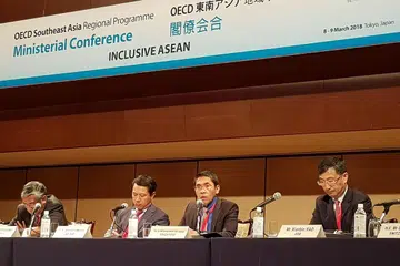 PERERAT DAN PERKUKUH HUBUNGAN SERUMPUN: Menteri Negara Kanan (Pertahanan merangkap Ehwal Luar), Dr Mohamad Maliki Osman (dua dari kanan), mengetengahkan peranan negara ini sebagai Pengerusi Asean semasa menghadiri Sidang Peringkat Menteri Program Serantau Asia Tenggara (SEARP) Pertubuhan bagi Kerjasama Ekonomi dan Pembangunan (OECD) di Tokyo dari Rabu hingga kelmarin. - Foto KEMENTERIAN EHWAL LUAR