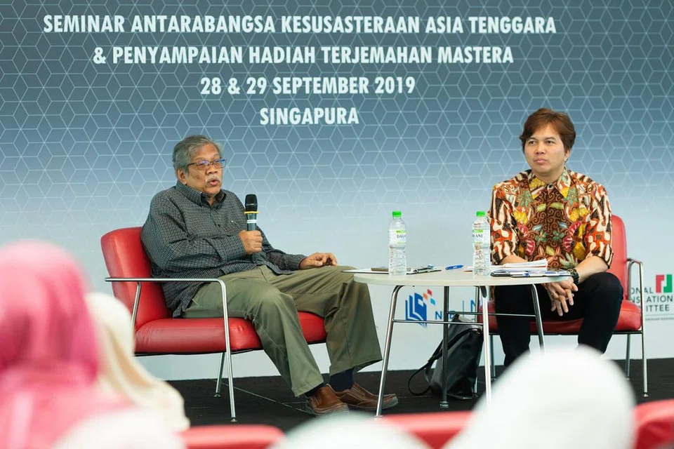 PERBINCANGAN BERNAS: Dr Shaharudin Maaruf (kiri) bersama konvenor Sakat, Dr Azhar Ibrahim, membincangkan topik berjudul ''Laknat Tuhan: Orientasi Agama dalam Kesusasteraan dan Persuratan Melayu.'' - Foto NAC
