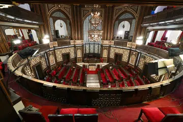 Dewan perhimpunan bangunan parlimen dirakam di Damsyik pada 1 Oktober 2025. Syria dijadual mengadakan proses pemilihan parlimen peralihan pada 5 Oktober, selepas dewan itu dibubarkan oleh pihak berkuasa baru yang dipimpin kumpulan Islamis yang mengambil alih kuasa selepas menyingkirkan pemerintah lama Bashar al-Assad dalam serangan pantas Disember lalu.