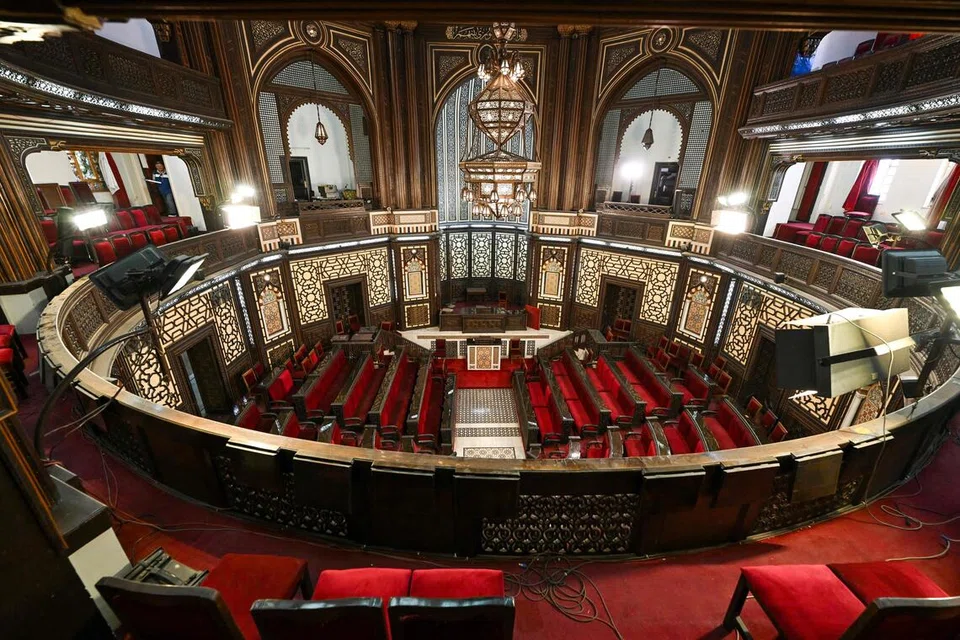 Dewan perhimpunan bangunan parlimen dirakam di Damsyik pada 1 Oktober 2025. Syria dijadual mengadakan proses pemilihan parlimen peralihan pada 5 Oktober, selepas dewan itu dibubarkan oleh pihak berkuasa baru yang dipimpin kumpulan Islamis yang mengambil alih kuasa selepas menyingkirkan pemerintah lama Bashar al-Assad dalam serangan pantas Disember lalu.