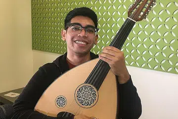 MUHAMMAD ANSARI: Jurutera bersekutu yang meminati alat muzik oud atau gambus ini mahu memajukan muzik tradisional ini dengan gabungan irama Melayu dan kontemporari. Foto BH oleh HANIM MOHD SALEH