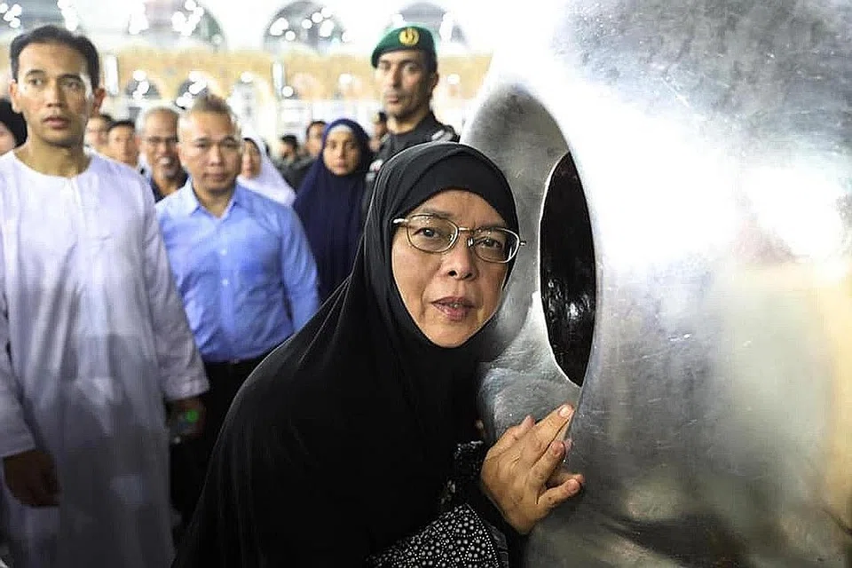 HAJAR ASWAD: Puan Halimah di hadapan Hajar Aswad di Kaabah, Makkah. - Foto MCI