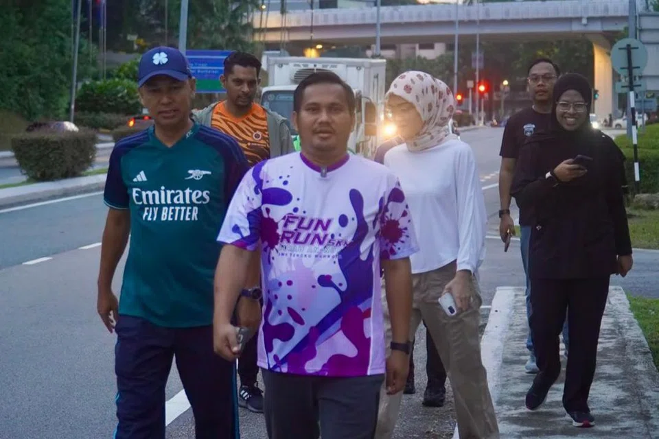Pengerusi Jawatankuasa Kerja Raya, Pengangkutan, Infrastruktur dan Komunikasi Johor, Encik Mohamad Fazli Mohamad Salleh (tengah), mengadakan lawatan ke Jalan Datin Halimah, Johor Bahru, pada 15 Julai.