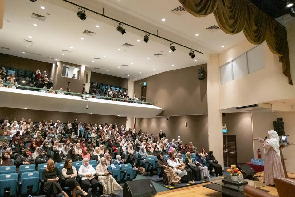 Ustazah Nurul Izzah Khamsani ketika berkongsi senarai soalan yang boleh ditanyakan kepada calon suami dalam ceramah bertajuk. ‘Berpacaran Sebelum Menikah’ pada Konvensyen Muslimah di Auditorium Masjid Sultan anjuran Masjid Jamiyah Ar-Rabitah pada 17 November