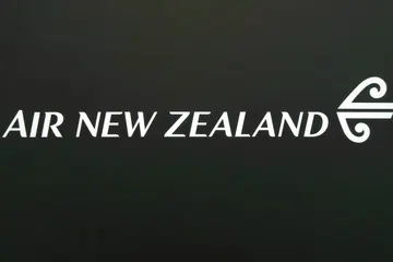 Gelora udara yang melanda penerbangan Air New Zealand menyebabkan seorang penumpang kelecuran dan kru pesawat terhentak ke siling kabin  pesawat.