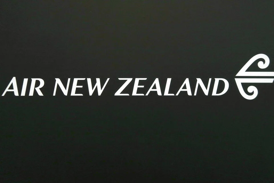 Gelora udara yang melanda penerbangan Air New Zealand menyebabkan seorang penumpang kelecuran dan kru pesawat terhentak ke siling kabin  pesawat.