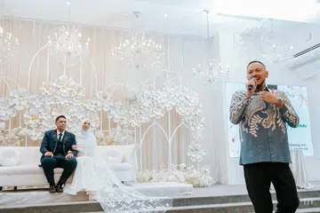 Penyanyi tempatan terkenal, Imran Ajmain (berdiri), mendendangkan lagu di majlis persandingan Encik Muhammad Rasyid Kamarudin dan isterinya Cik Nur Amirah Jumari di Amaris D Arena yang terletak di Upper Jurong Road, pada 29 September.
