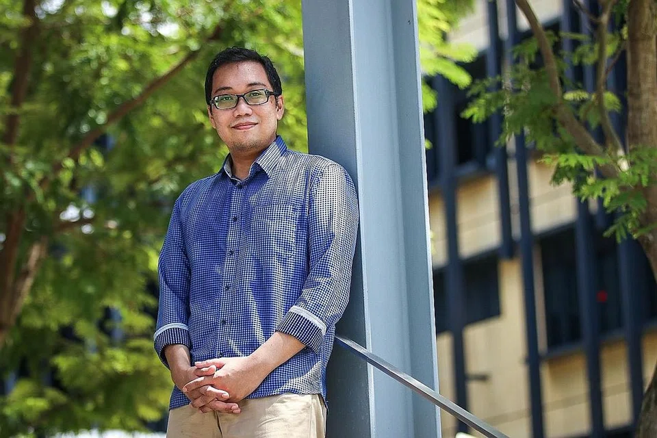 NIAT BELAJAR TIDAK KIRA USIA: Encik Lokman Hamin Mohamad Rafi, 41 tahun, baru-baru ini telah lulus dengan meraih Ijazah Sarjana daripada Sekolah Undang-Undang Yong Pung How di bawah program Doktor Juris, SMU, setelah sedekad bekerja di beberapa institusi negara. - Foto BH oleh SYAMIL SAPARI