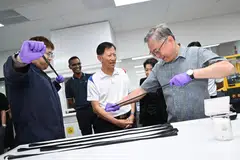 Timbalan Perdana Menteri dan Menteri Perdagangan dan Perusahaan, Encik Gan Kim Yong (kanan), melawat Samwoh Corporation untuk meninjau projek inovasi mereka. Bersama beliau ialah Jurutera Eksekutif Samwoh, Encik Chow Wee Kang (kiri), dan Ketua Pegawai Operasi Samwoh, Dr Ho Nyok Yong (tengah). 
