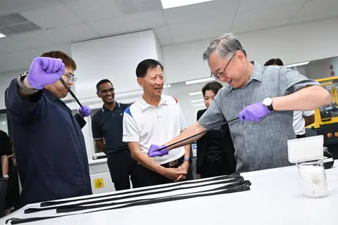 Timbalan Perdana Menteri dan Menteri Perdagangan dan Perusahaan, Encik Gan Kim Yong (kanan), melawat Samwoh Corporation untuk meninjau projek inovasi mereka. Bersama beliau ialah Jurutera Eksekutif Samwoh, Encik Chow Wee Kang (kiri), dan Ketua Pegawai Operasi Samwoh, Dr Ho Nyok Yong (tengah). 