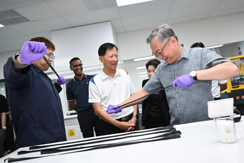 Timbalan Perdana Menteri dan Menteri Perdagangan dan Perusahaan, Encik Gan Kim Yong (kanan), melawat Samwoh Corporation untuk meninjau projek inovasi mereka. Bersama beliau ialah Jurutera Eksekutif Samwoh, Encik Chow Wee Kang (kiri), dan Ketua Pegawai Operasi Samwoh, Dr Ho Nyok Yong (tengah). 