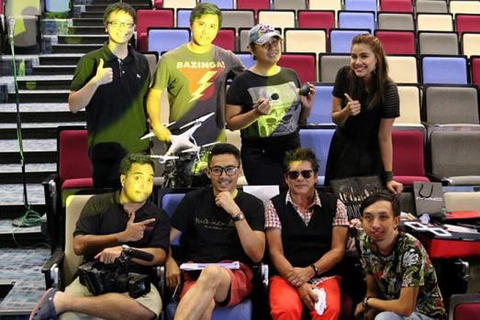 SINGKAP SEJARAH PENGHIBUR: Penyanyi rok veteran Douglas Oliveiro (berseluar panjang merah) merupakan salah seorang daripada lima penghibur pilihan Huda Ali (kanan, barisan belakang) yang bakal dipaparkan dalam dokumentari terbitannya. Beliau kelihatan bergambar bersama anggota kru lain yang terlibat dalam penerbitan dokumentari tersebut. - Foto STRAIGHT TALK MEDIA