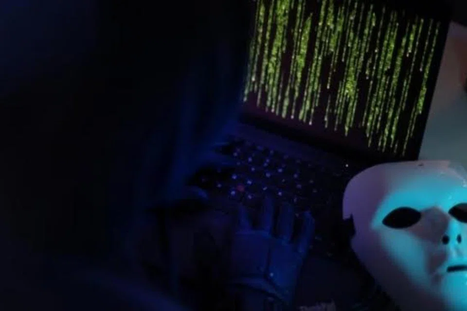 Mangsa menyedari penipuan itu hanya apabila penipu meminta tambahan AS$1.4 juta dipindahkan kepada mereka.