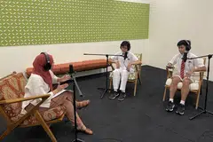 RAKAM 'PODCAST' PELAJAR: Pelajar Sekolah Menengah Edgefield, (dari kanan) Muhammad Dzul Husni Abdul Rahim dan Rizq Rayyan Ardiyanta Mohd Syahrir Kartayasa Putra,ketika membuat rakaman podcast #NoTapis edisi pelajar bersama wartawan BH, Cik Nur Fathin Awalludin, di pejabat SPH. - Foto BH oleh SITI AISYAH NORDIN