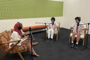 RAKAM 'PODCAST' PELAJAR: Pelajar Sekolah Menengah Edgefield, (dari kanan) Muhammad Dzul Husni Abdul Rahim dan Rizq Rayyan Ardiyanta Mohd Syahrir Kartayasa Putra,ketika membuat rakaman podcast #NoTapis edisi pelajar bersama wartawan BH, Cik Nur Fathin Awalludin, di pejabat SPH. - Foto BH oleh SITI AISYAH NORDIN