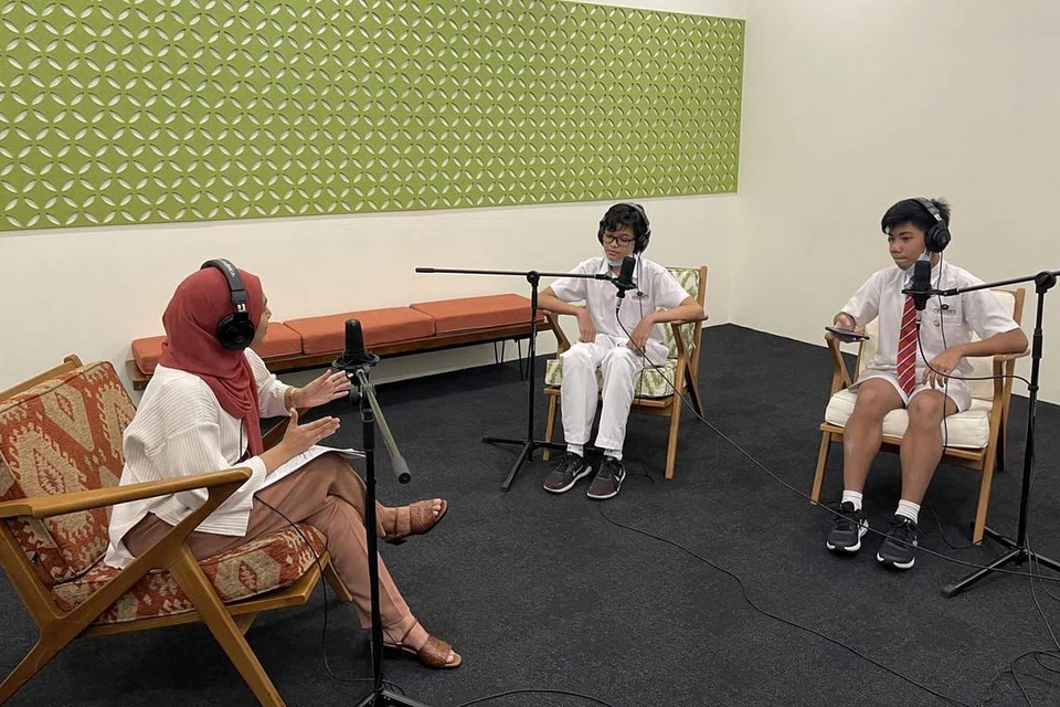RAKAM 'PODCAST' PELAJAR: Pelajar Sekolah Menengah Edgefield, (dari kanan) Muhammad Dzul Husni Abdul Rahim dan Rizq Rayyan Ardiyanta Mohd Syahrir Kartayasa Putra,ketika membuat rakaman podcast #NoTapis edisi pelajar bersama wartawan BH, Cik Nur Fathin Awalludin, di pejabat SPH. - Foto BH oleh SITI AISYAH NORDIN