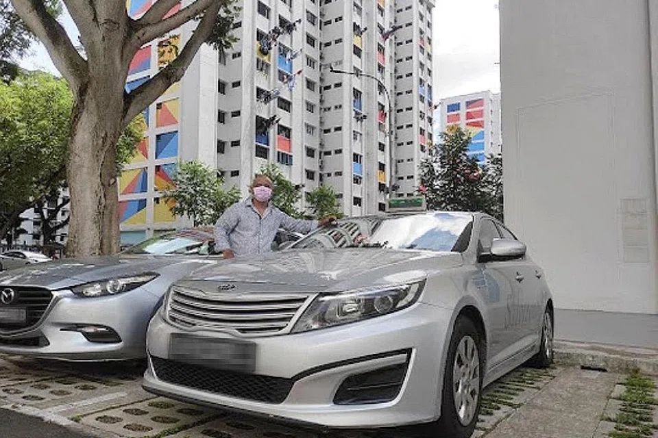 SAMBUT BAIK: Encik Rossli Yusoff sambut baik pemberian wang sekali sebanyak $150 oleh pemerintah. - Foto BH oleh LUQMANUL HAKIM