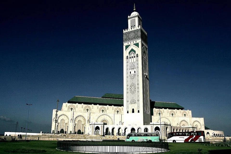 MASJID HASSAN II: Terletak di Casablanca, masjid ini salah satu ikon Maghribi dengan memiliki seni bina dan keindahan yang luar biasa. Ia dibangunkan pada 1986 atas perintah Raja Hassan II. 