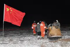 SELAMAT MENDARAT: Penyelidik mengkaji di sekitar kapsul Chang'e-5 yang membawa sampel dari Bulan selepas ia mendarat. - Foto REUTERS
