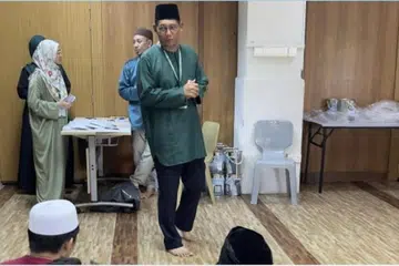 Pengerusi Masjid Alkaff Kampung Melayu, Encik  Mohamed Faizul Othman (berbaju hijau) mengawasi tempat sukarelawan mengambil tabung masjid pada acara tahun 2023 lalu. 