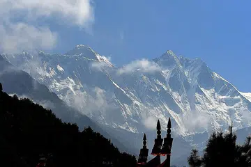 DAYA TARIKAN: Nepal ingin menjadikan tahun depan sebagai Tahun Melawat negara itu dan menawarkan pelbagai tarikan baru. Kelihatan Gunung Everest (setinggi 8,848 meter), terletak sekitar 140 km ke timur laut Kathmandu, ibu kota Nepal. - Foto AFP