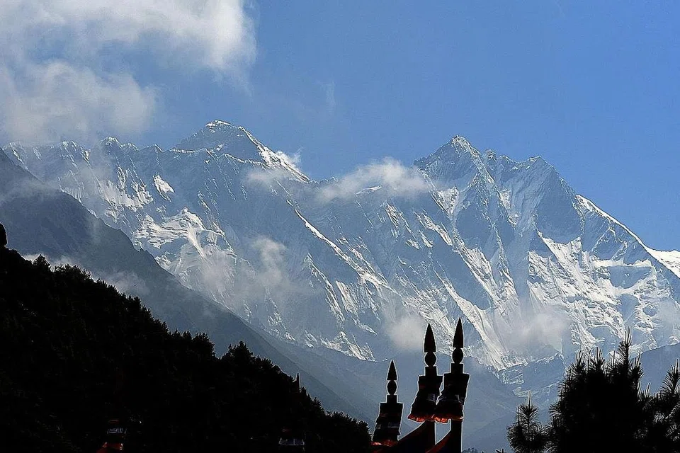 DAYA TARIKAN: Nepal ingin menjadikan tahun depan sebagai Tahun Melawat negara itu dan menawarkan pelbagai tarikan baru. Kelihatan Gunung Everest (setinggi 8,848 meter), terletak sekitar 140 km ke timur laut Kathmandu, ibu kota Nepal. - Foto AFP