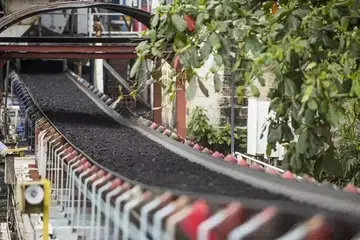 Gambar ilustrasi aktiviti perlombongan arang batu di Bukit Asam, yang merupakan sebahagian daripada syarikat emas industri perlombongan pemerintah.