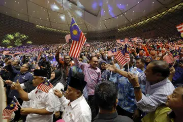 RAIKAN BERSAMA RAKYAT: Perdana Menteri Malaysia, Datuk Seri Anwar Ibrahim (tengah), mengibarkan bendera Malaysia Jalur Gemilang bersama hadirin semasa hadir pada Majlis Amanat Perdana Hari Kebangsaan 2023 di Pusat Konvensyen Antarabangsa Putrajaya (PICC) pada Rabu.